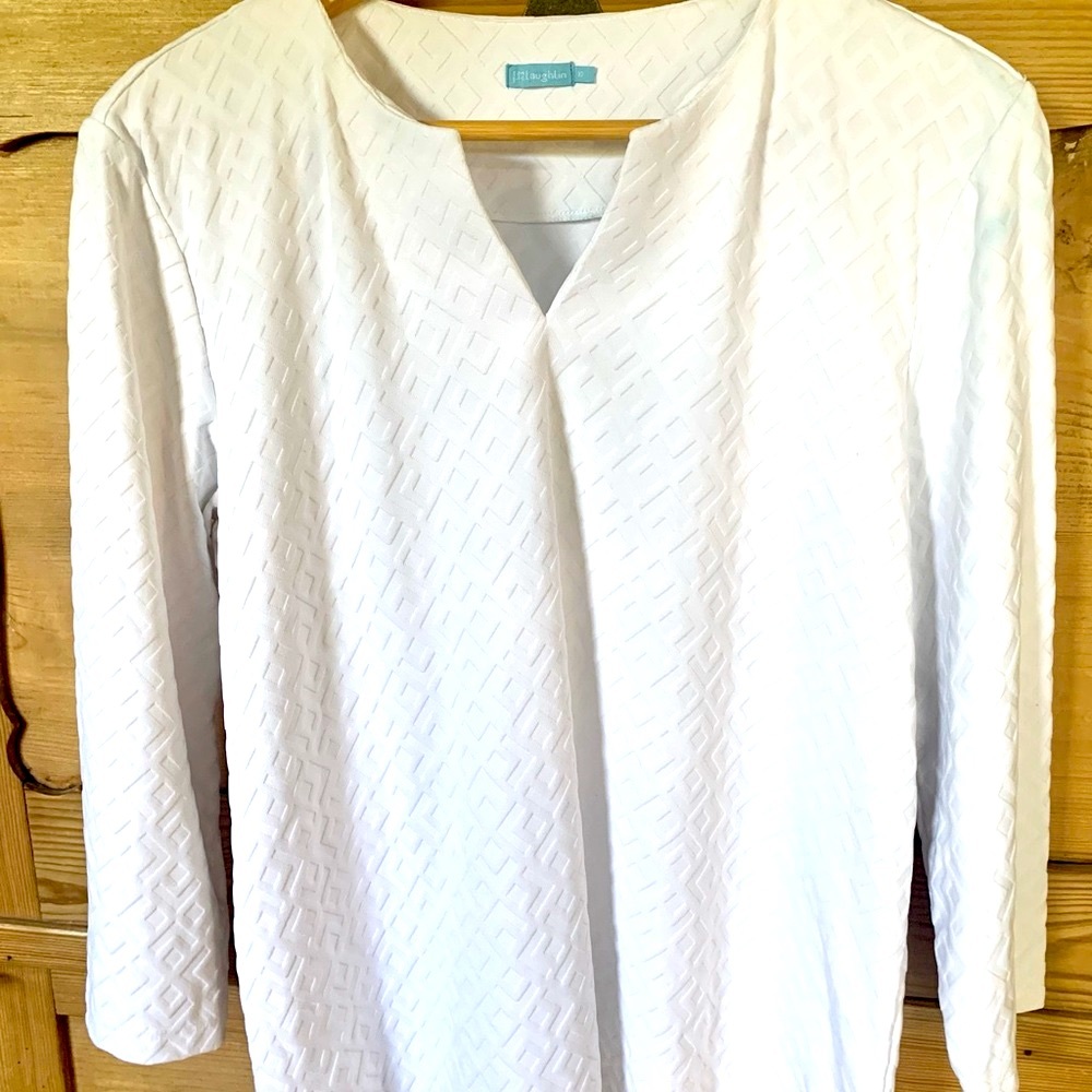 J. McLaughlin XL women’s white split neck top. 3/4 length sleeves.